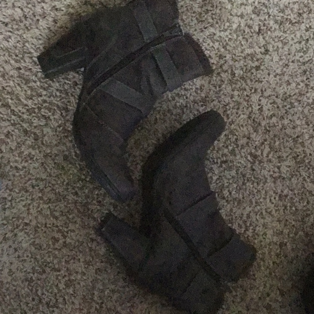 Bare traps bootie